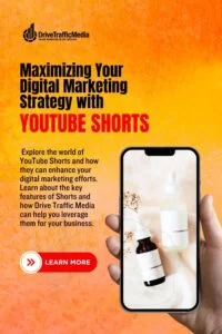 segurando um telefone com o título do blog maximizando sua estratégia de marketing digital com shorts do YouTube no Pinterest